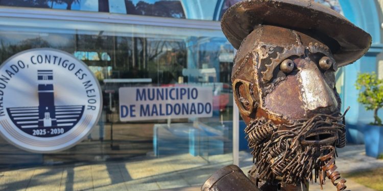 Municipio de Maldonado exhibe el talento reciclador de Martín de León