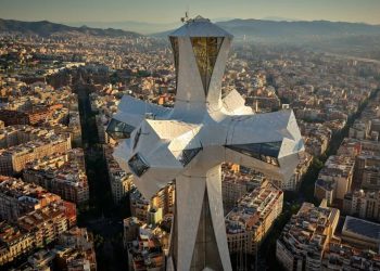 La Sagrada Familia toca el cielo: el papa León XIV bendice la Torre de Jesucristo y convierte al templo en el más alto del mundo