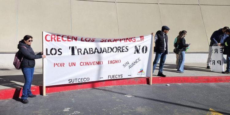Trabajadores de centros comerciales reclaman por mejoras salariales y laborales