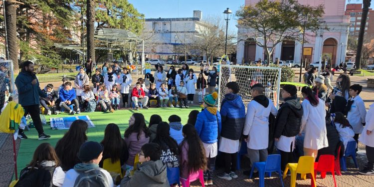 La Plaza San Fernando se vistió de Mundial con una jornada de juegos, deporte y diversión para los más chicos
