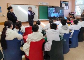Policía de Maldonado refuerza la prevención digital y el autocuidado con charlas para escolares en La Capuera