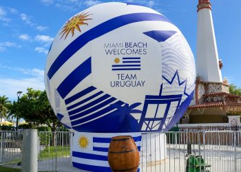 Acuchilló el balón gigante de Uruguay y terminó arrestado en Miami Beach