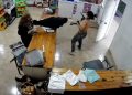 Fallido robo en Argentina con un inesperado final: escapó semidesnuda y volvió por las grabaciones