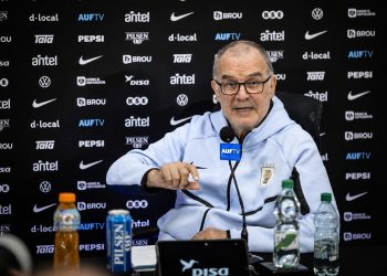 Luego del desastre mundialista hablará Bielsa; Diego Lugano arremetió contra el técnico y la AUF