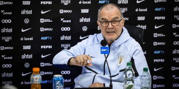 Luego del desastre mundialista hablará Bielsa; Diego Lugano arremetió contra el técnico y la AUF