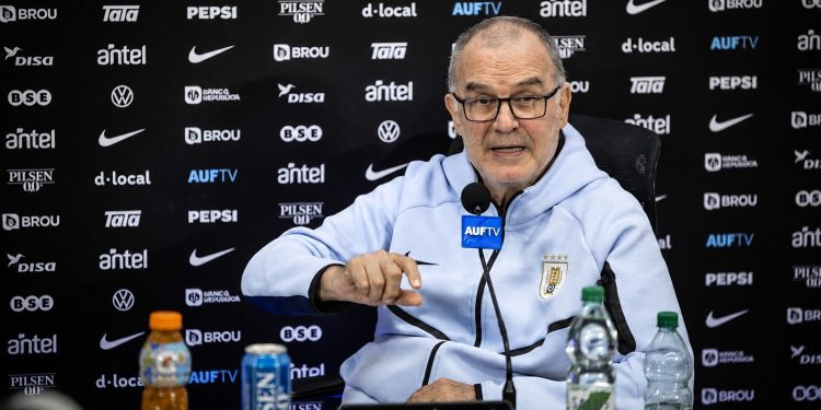 Luego del desastre mundialista hablará Bielsa; Diego Lugano arremetió contra el técnico y la AUF