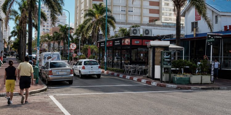 Comerciantes de Gorlero fueron notificados para retirar sus decks, ampliaciones y Kioscos de la vereda ante inminente transformación de la avenida