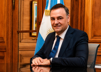 La Justicia argentina controlará los viajes de Manuel Adorni mientras avanza la investigación por su patrimonio