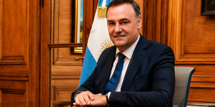 La Justicia argentina controlará los viajes de Manuel Adorni mientras avanza la investigación por su patrimonio