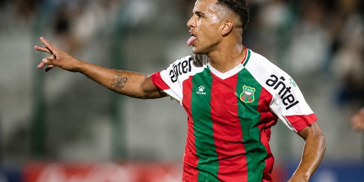 En medio de la euforia mundialista, retorna el fútbol uruguayo
