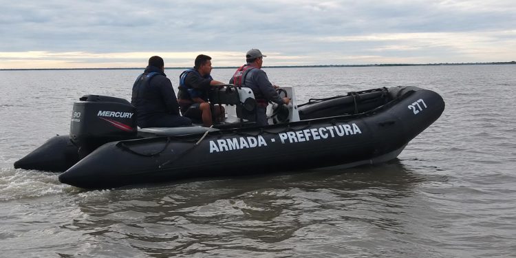 Hallan un cuerpo sin vida en la costa de Atlántida: investigan si podría tratarse de un pescador argentino desaparecido