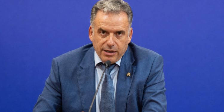 Encuesta confirma caída de aprobación de Yamandú Orsi y otro sondeo muestra disconformidad con situación económica