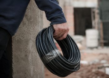 Hombre con tobillera electrónica fue imputado por robar cables de una obra en Maldonado