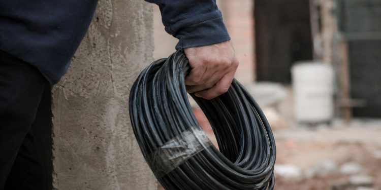 Hombre con tobillera electrónica fue imputado por robar cables de una obra en Maldonado