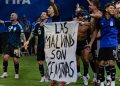 Argentina podría enfrentar una sanción de FIFA por exhibir una bandera de las Islas Malvinas tras clasificar a la final