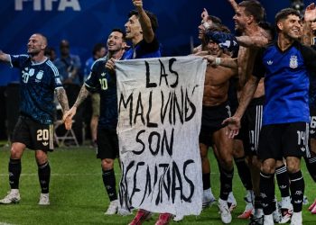 Argentina podría enfrentar una sanción de FIFA por exhibir una bandera de las Islas Malvinas tras clasificar a la final