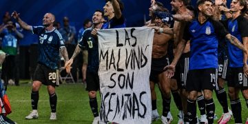 Argentina podría enfrentar una sanción de FIFA por exhibir una bandera de las Islas Malvinas tras clasificar a la final