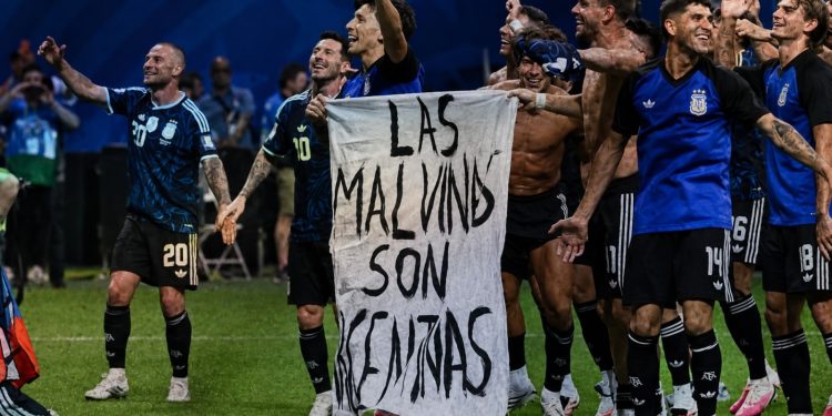 Argentina podría enfrentar una sanción de FIFA por exhibir una bandera de las Islas Malvinas tras clasificar a la final