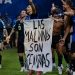 Argentina podría enfrentar una sanción de FIFA por exhibir una bandera de las Islas Malvinas tras clasificar a la final