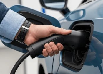 El Gobierno aplicará IMESI a parte de los autos eléctricos desde 2027 y redefine los incentivos fiscales