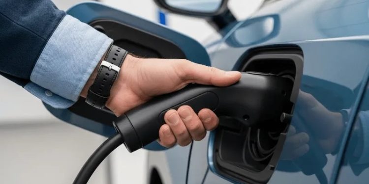 El Gobierno aplicará IMESI a parte de los autos eléctricos desde 2027 y redefine los incentivos fiscales