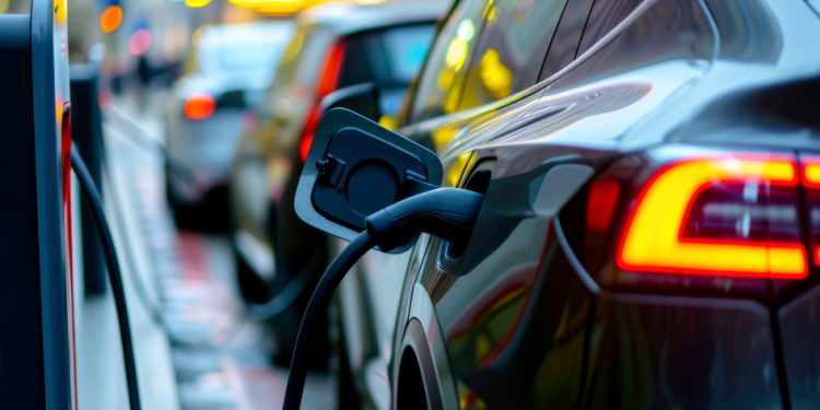 Gobierno resolvió “actualizar esquema tributario” de autos eléctricos, que aumentaron su participación en el mercado