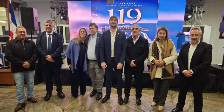 Punta del Este celebró 119 años con una emotiva gala que reunió a autoridades, vecinos y delegaciones internacionales