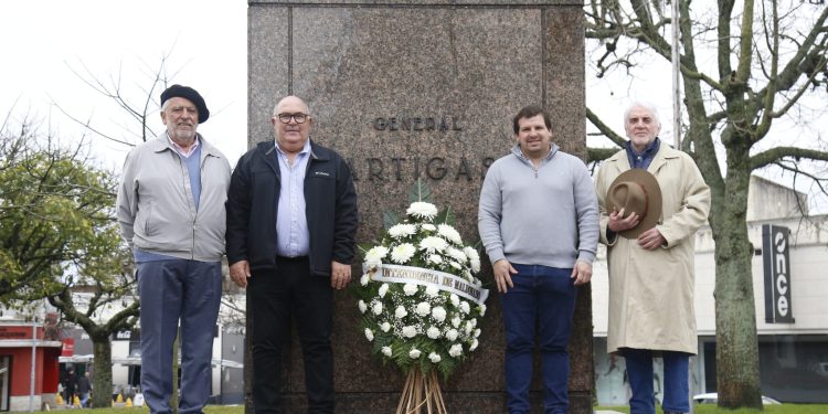 Abella rindió homenaje a la patria en el marco del 196º aniversario de la Jura de la Constitución