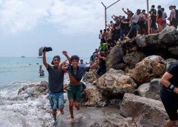 Continúa el caos en Ceuta: más de 25 mil migrantes volvieron a Marruecos y se desató conflicto diplomático