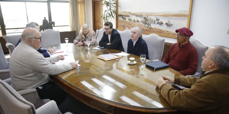 Apertura al diálogo y mano tendida; Abella recibió a bancada colorada