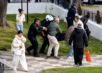 Violento asalto a un residencial terminó con dos policías baleados: uno lucha por su vida en CTI