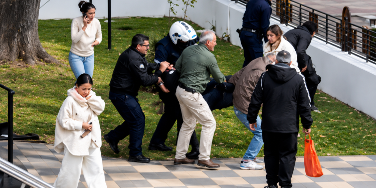 Violento asalto a un residencial terminó con dos policías baleados: uno lucha por su vida en CTI