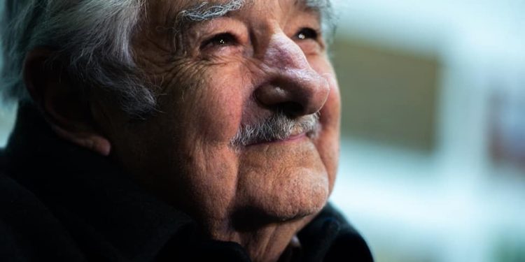 Frente Amplio propuso publicar actuación parlamentaria de José Mujica