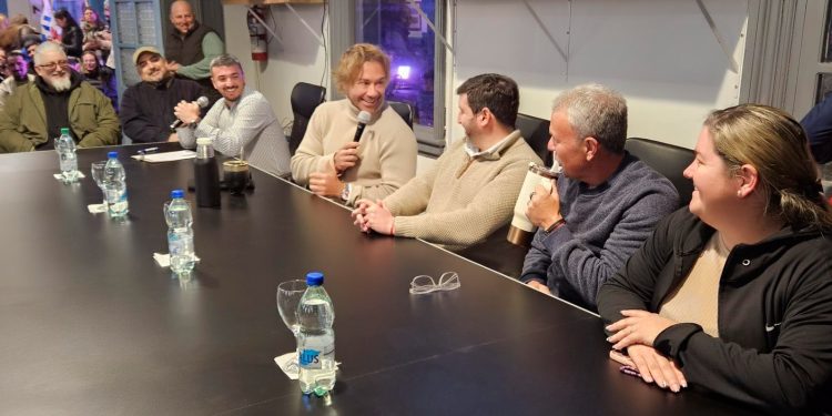 Lugano compartió en el Municipio de Maldonado una charla sobre desafíos, valores y aprendizajes de vida