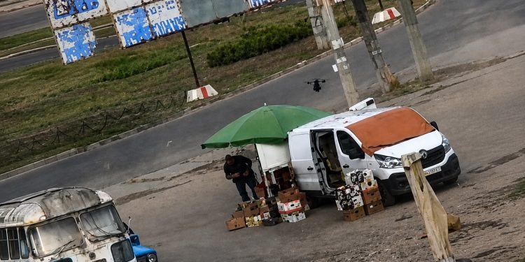 Dron ruso suicida persiguió y atacó a un vendedor ambulante en Jersón