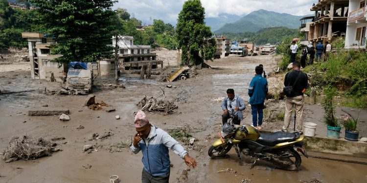Catástrofe en Nepal: 95 muertos y casi 400 turistas desaparecidos en inundación