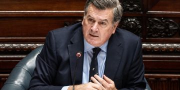 “Diplomacia parlamentaria”: Pedro Bordaberry propuso prohibir viajes de legisladores y funcionarios a cargo del erario publico