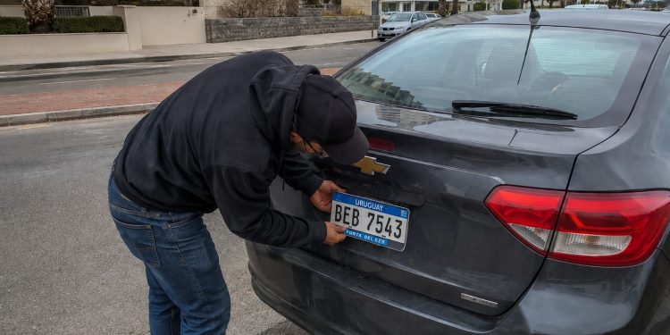 Formalizaron a un argentino por el hurto de matrículas y el uso irregular de una chapa en un BMW