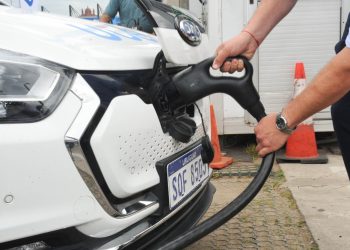 Bomberos se especializan para responder a incendios de vehículos eléctricos