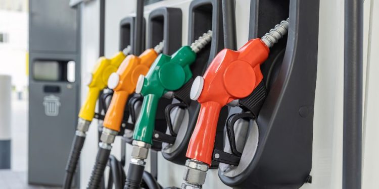 Combustibles bajo presión: referencias anticipan leve ajuste en nafta y fuerte suba del gasoil