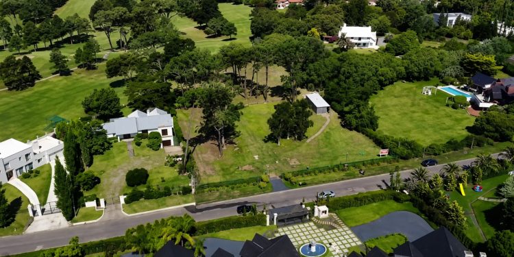 Subastan casa en Beverly Hills vinculada al crimen organizado con base de U$S 280 mil