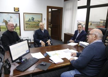 Ciprani informó a Abella sobre la obra y dijo que el proyecto continúa adelante y trabajadores podrán volver