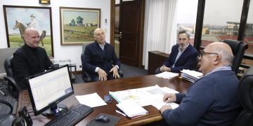 Ciprani informó a Abella sobre la obra y dijo que el proyecto continúa adelante y trabajadores podrán volver