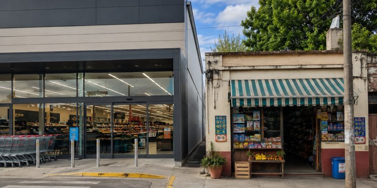 Sector Unión y Cambio propone frenar la expansión de grandes cadenas en los barrios para proteger al pequeño comercio