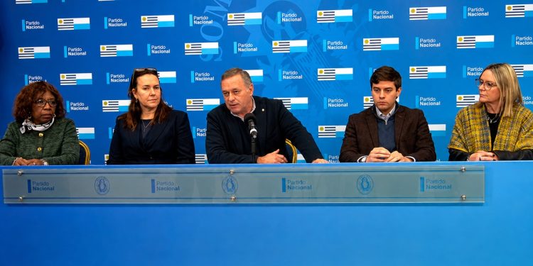 Delgado reclamó al Gobierno garantizar la operativa del Puerto de Montevideo