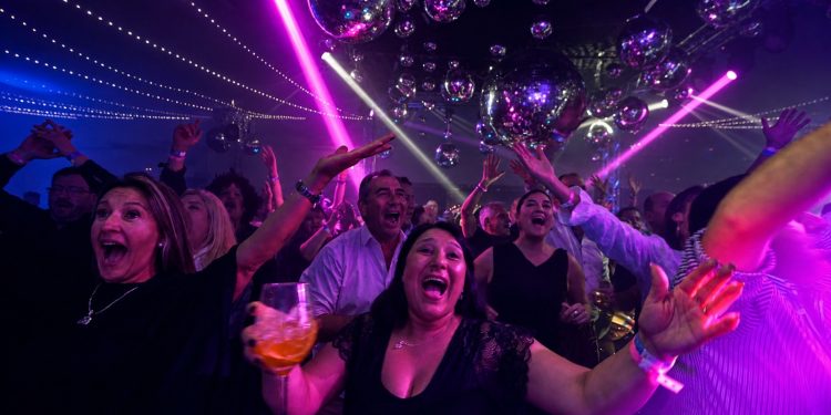 Solanas celebró la Noche de la Nostalgia con música, gastronomía y clásicos para el recuerdo