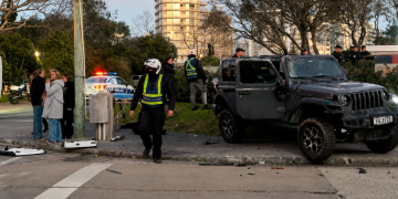 Fuerte choque en Av. Pedragosa Sierra y Av. Francia dejó tres jóvenes lesionados y daños en un edificio