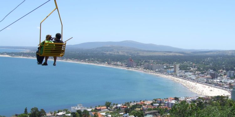 Aerosillas y ex Parador en Playa Hermosa: Abella escuchará opinión final del concejo de Piriápolis y no tiene problema en darle comodato a los vecinos si así se decide