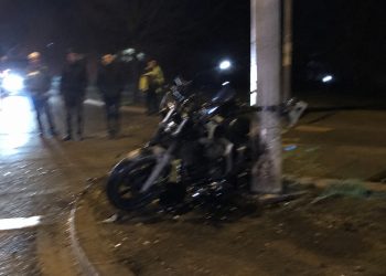 Motociclista de 26 años murió tras chocar contra una columna en la Rambla Mansa