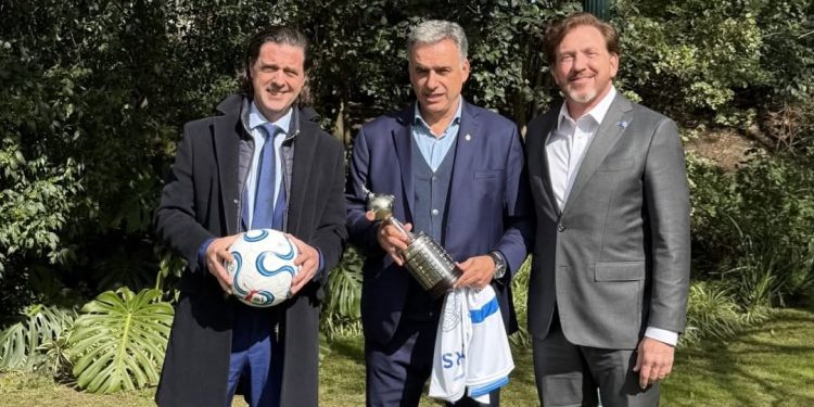 Orsi recibió a Alejandro Domínguez y se aceleran los preparativos para la final de la Libertadores